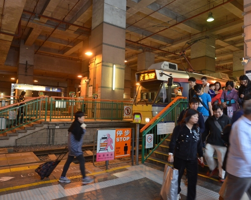 兩列輕鐵列車元朗總站相撞。資料圖片