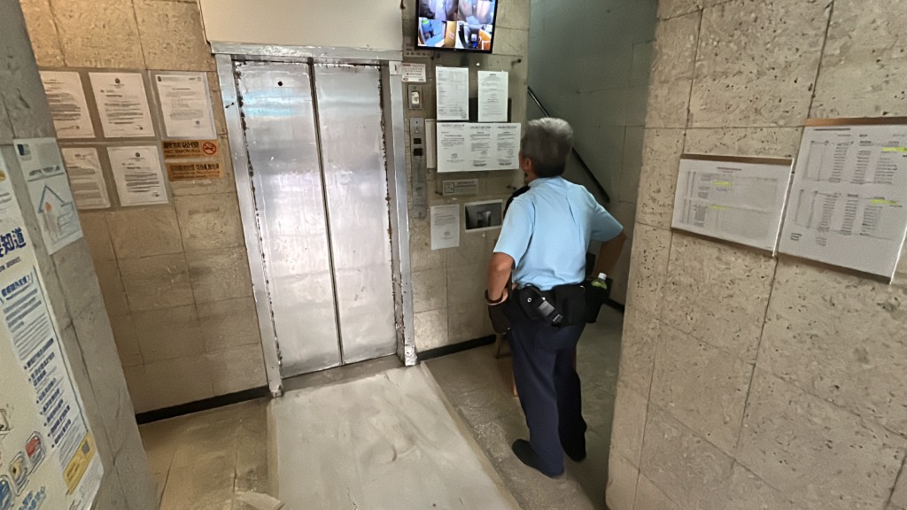 警員在案發大廈駐守。林思明攝 警員在案發大廈駐守。林思明攝