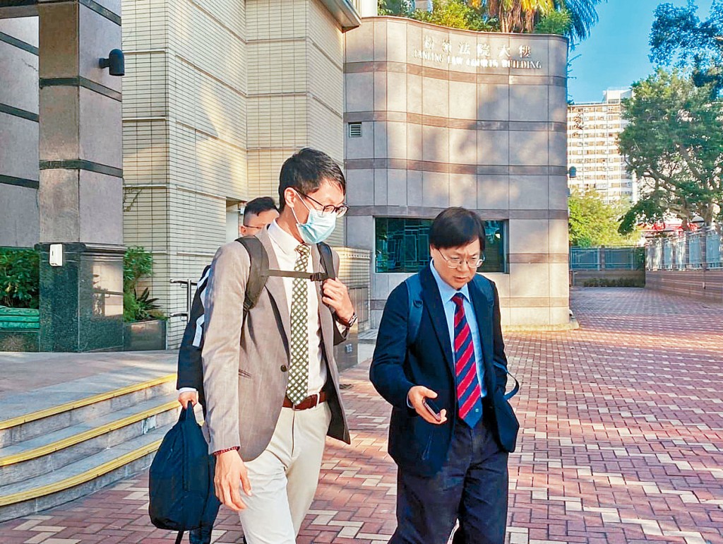 被告陳梓文(左)昨日出庭應訊。