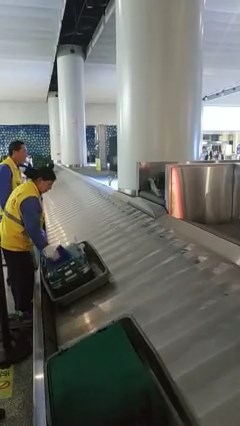 职员替行李箧清洁。 职员替行李箧清洁。