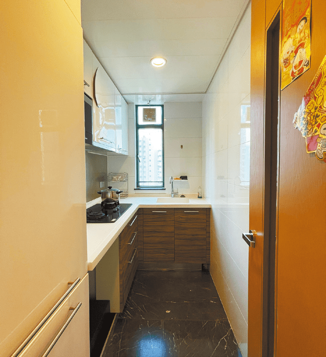 廚房為梗廚設計，設小窗作採光及排氣之用。