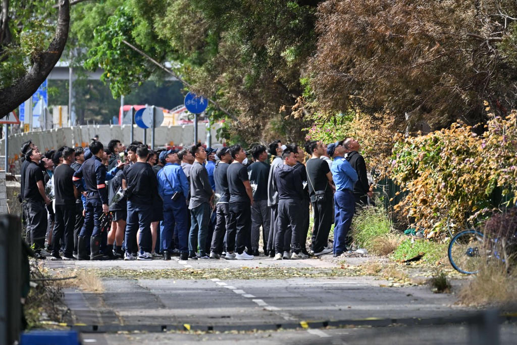 殉职消防员家属及同袍路祭。苏正谦摄 殉职消防员家属及同袍路祭。苏正谦摄