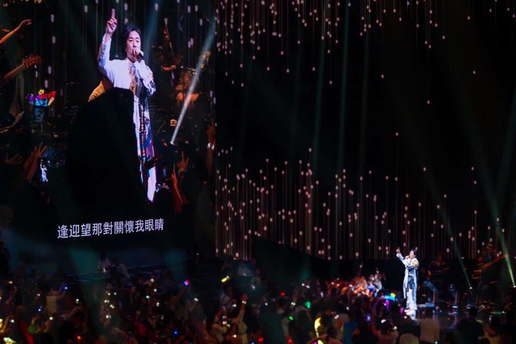音樂會尾聲，鄭伊健誤將《TOGETHER》講成《至少還有我》。