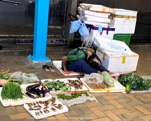 婆婆凌晨擺地攤賣菜席地而睡，港男感心酸。Mei Foo 美孚FB圖片