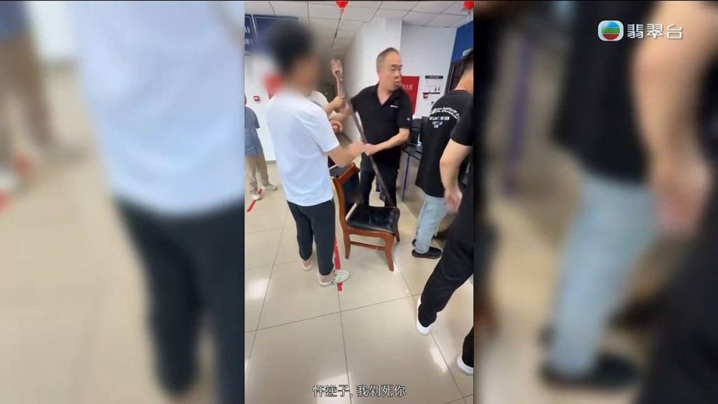 陳先生曾手持武器打仔。