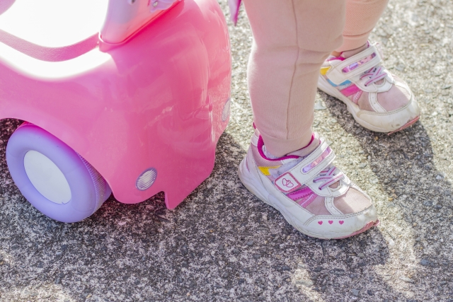 小朋友在學行階段，鞋底也有機會接觸地面，為人為己，好應注重衛生，避免鞋底接觸座椅。（示意圖，PhotoAC））