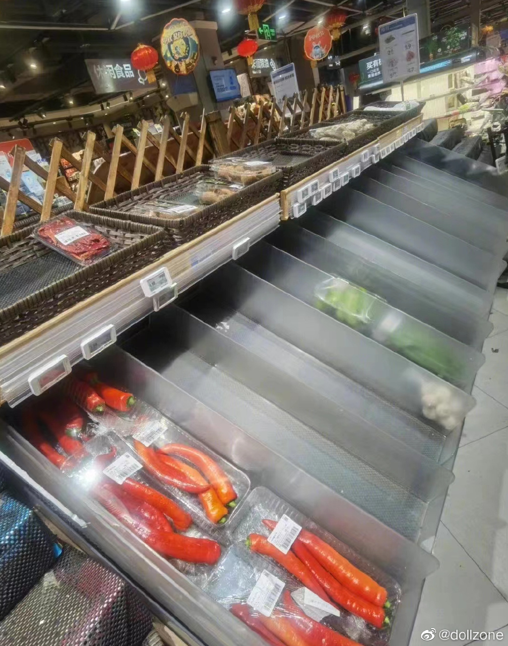 超市貨物幾被掃光。網圖