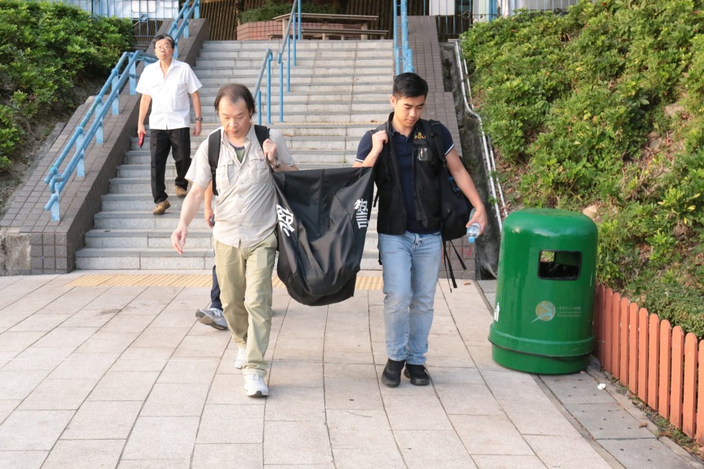 警方帶同道具協助重組案情。