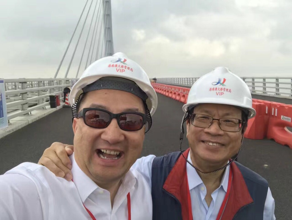 佢仲拉埋棠哥一齊玩。