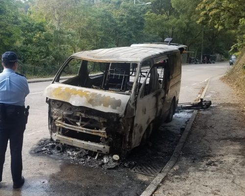 客貨車嚴重燒毀，司機及乘客的座位燒至剩下鐵架。