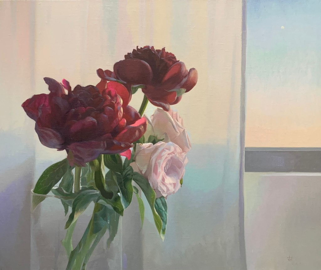 《窗旁的花》與背景的光影配合,充滿詩意。