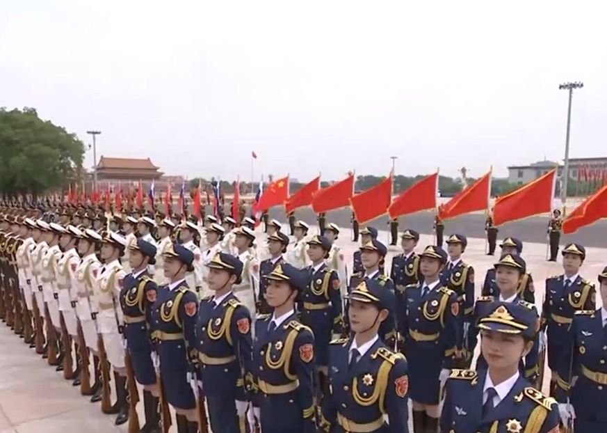习近平举行仪式欢迎访华的普京。（央视截图）