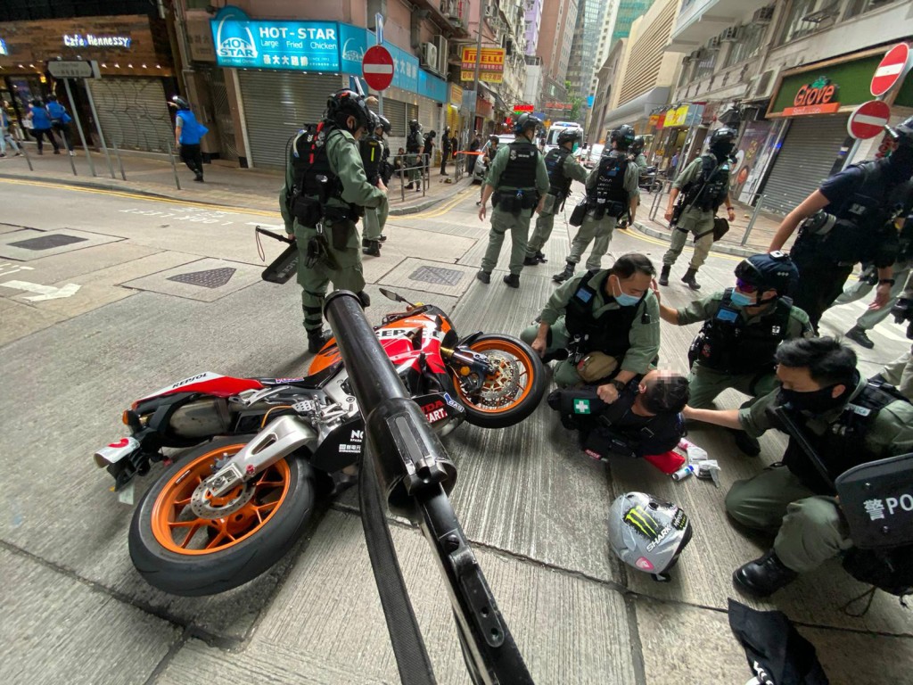 政府譴責有人駕駛電單車,撞向正在附近執勤的警務人員。