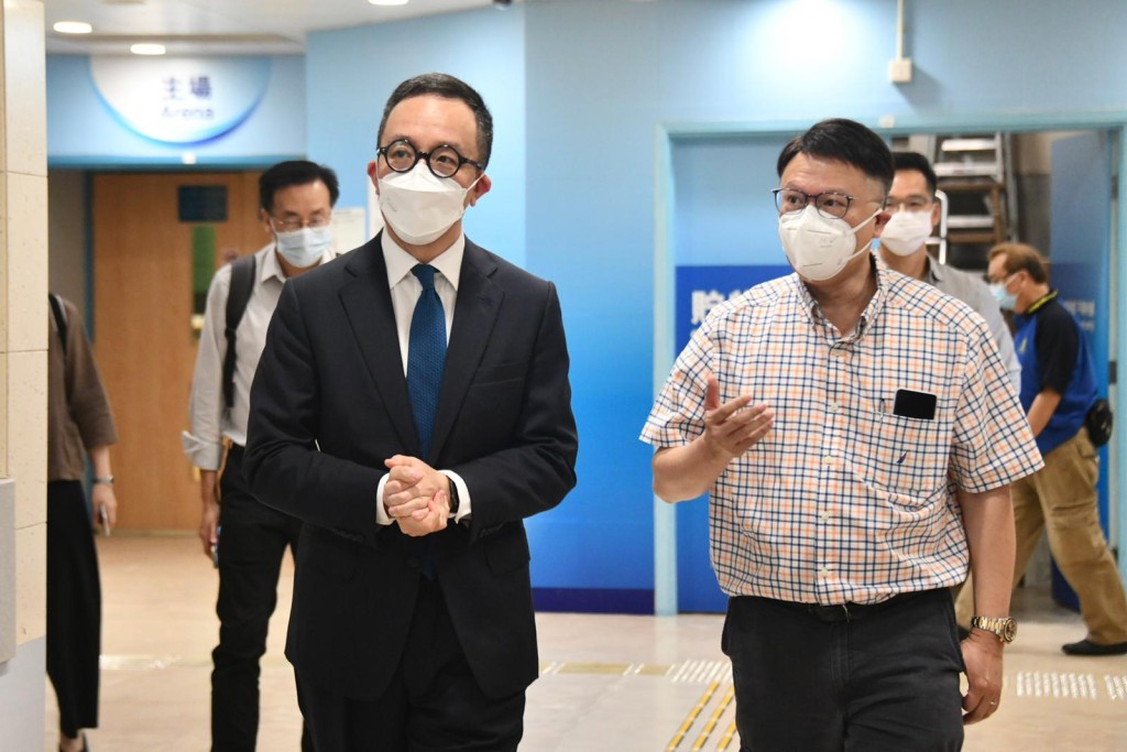 左:梁卓偉及許樹昌今早到檢測中心採樣。