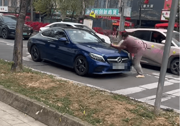 比亞迪司機被撞到彈起。fb：港車北上自駕遊同樂會