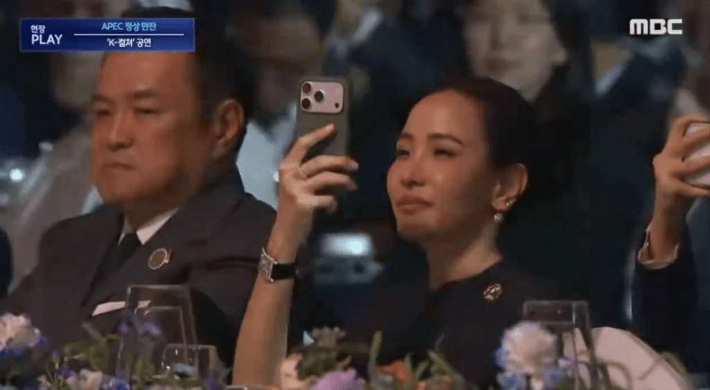 不少嘉賓爭相舉機狂拍,氣氛熱烈。X@gdragon_japan 不少嘉賓爭相舉機狂拍,氣氛熱烈。X@gdragon_japan