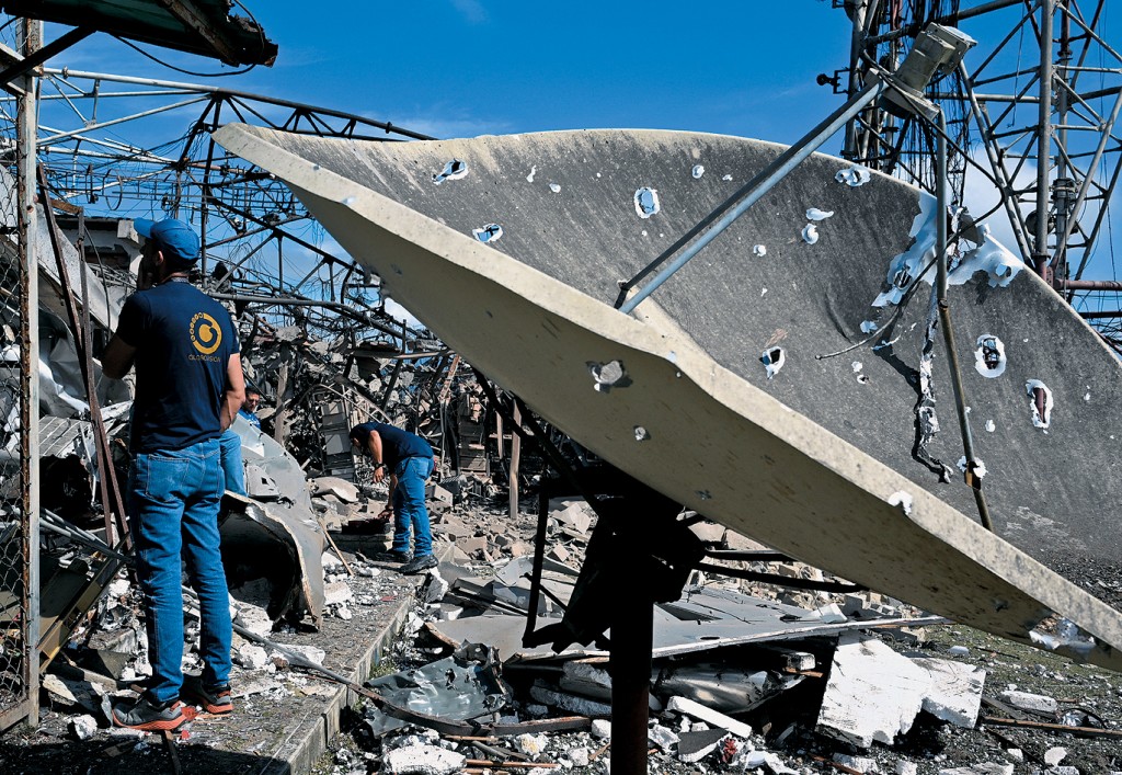 委國首都卡拉卡斯郊區一座電視電話塔，上周六在美軍空襲中被摧毀，塔身倒塌砸中當地民居。