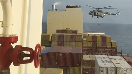 一架直升機周六在霍爾木茲海峽附近突擊貨櫃船。 美聯社