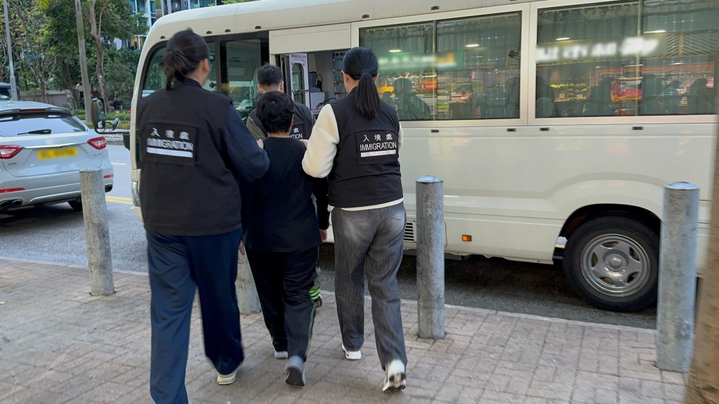 懷疑非法勞工在行動中被捕。政府新聞處圖片 懷疑非法勞工在行動中被捕。政府新聞處圖片