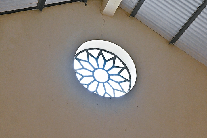 教堂上方的圓窗，是仿照西方的圓形花窗玻璃設計。