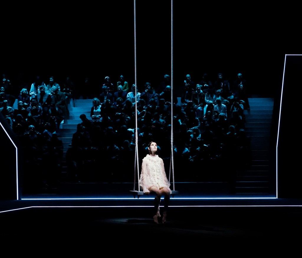 Dior Show一開始，身穿仙氣白紗超短裙裝配上一個小巧Orlando風琴領圈的女模走到台中盪鞦韆。