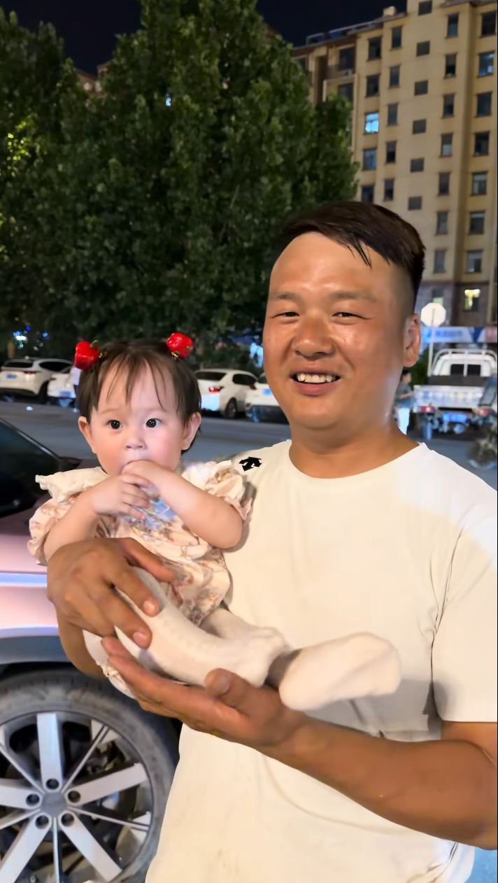 「沙河小東」抱著被父母遺下的女幼童，一副慈父樣子。抖音