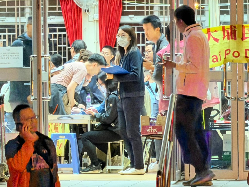 大埔民政事務處開放臨時庇護中心和設立援助站。 大埔民政事務處開放臨時庇護中心和設立援助站。