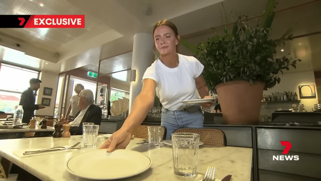 澳洲女大生萝伦（Lauren）利用课馀时间在餐厅打工。（截图自YT）
