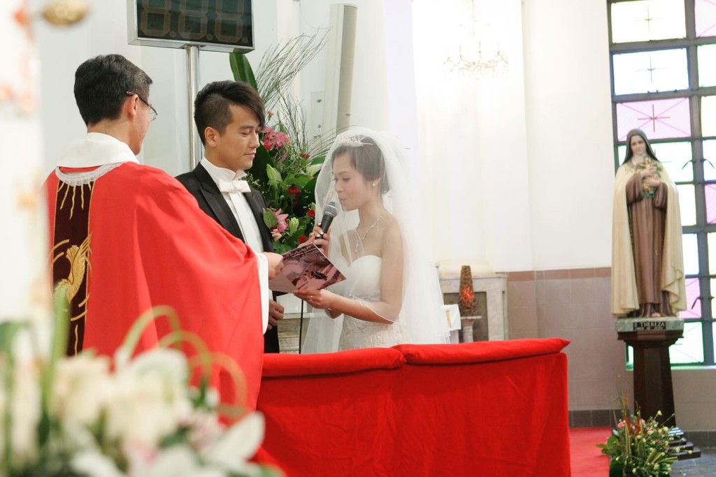 区永权与太太庆祝水晶婚。