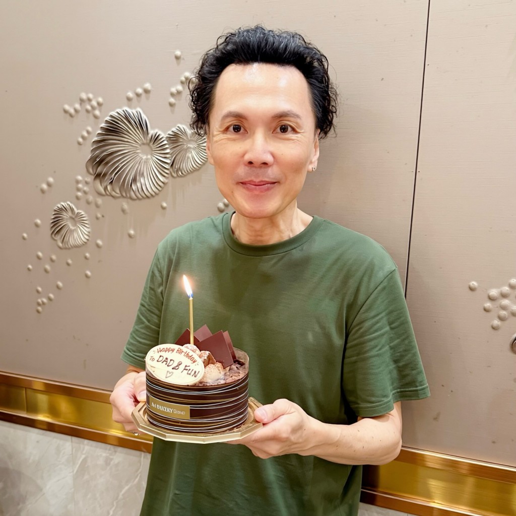 歐陽德勛的近照暴瘦,頸筋浮現。 歐陽德勛的近照暴瘦,頸筋浮現。