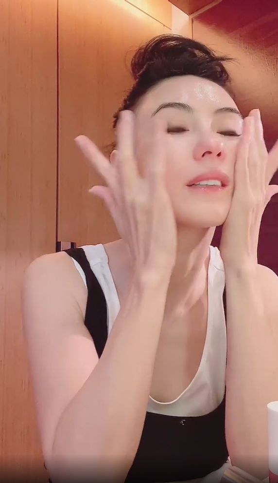 搽精華液。