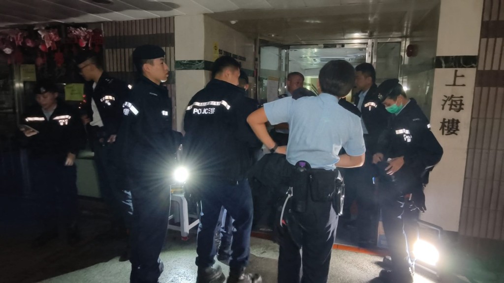 關愛隊及警員上樓協助居民。黃文威攝 關愛隊及警員上樓協助居民。黃文威攝