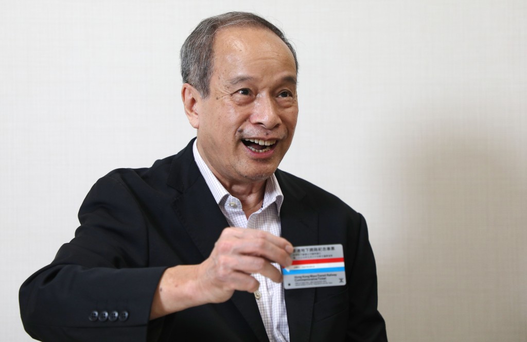 鄭寶鴻是香港第一班地鐵通車列車的乘客之一，1979年9月30日當天的紀念車票一直收藏至今。