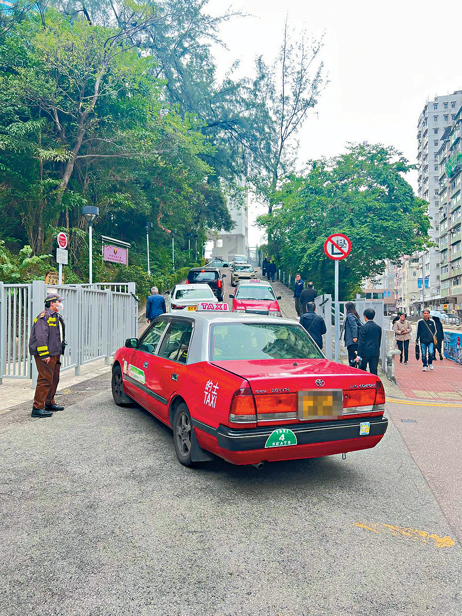 在教育界全港動員大會開始前，現場車輛進出頻繁，有交通督導員及警員維持秩序。