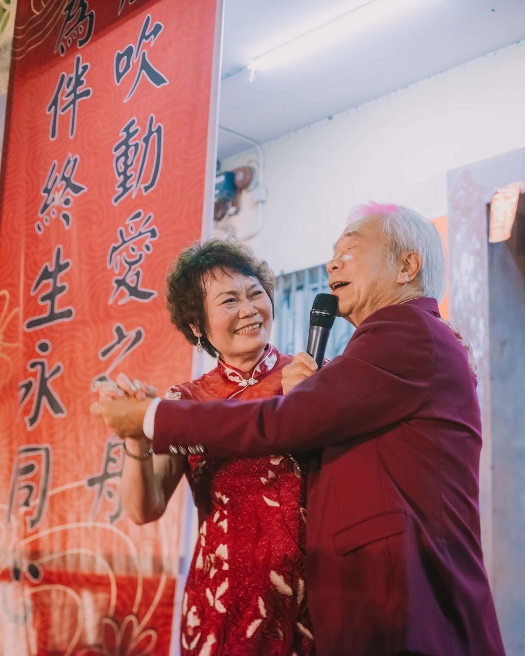 一对新人上月23日率先在元朗大井盛屋村举行盆菜宴，​当晚邀得李龙基高歌助兴，麦明诗大爆奶奶（左）是对方粉丝。