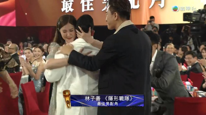 刘佩玥拥抱祝贺林子善。