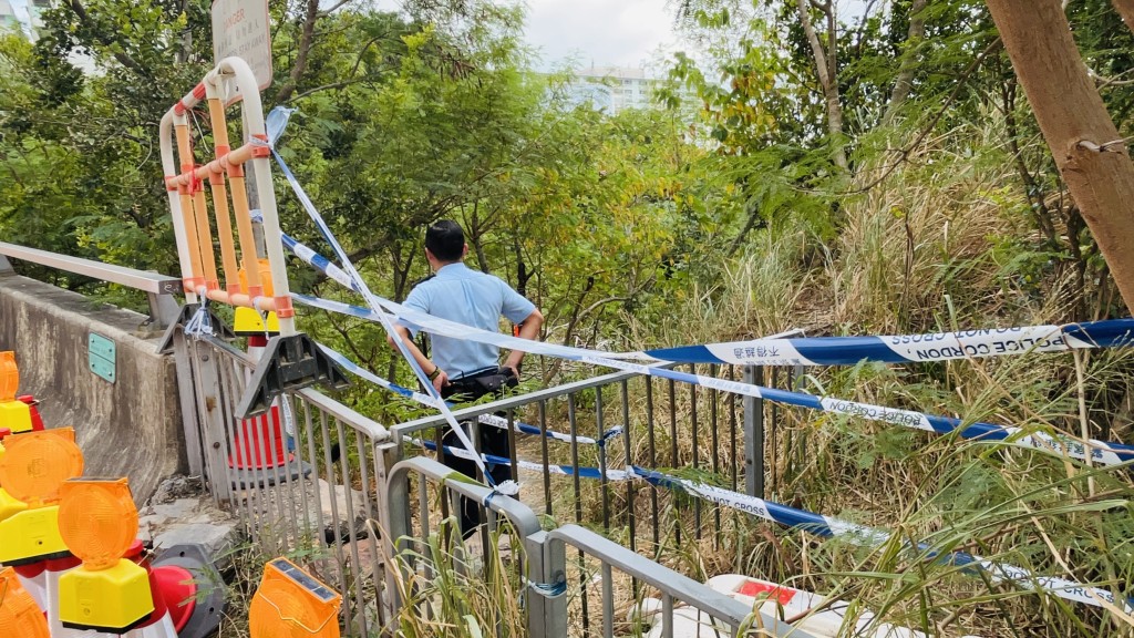 今早警员封锁公园范围。蔡楚辉摄