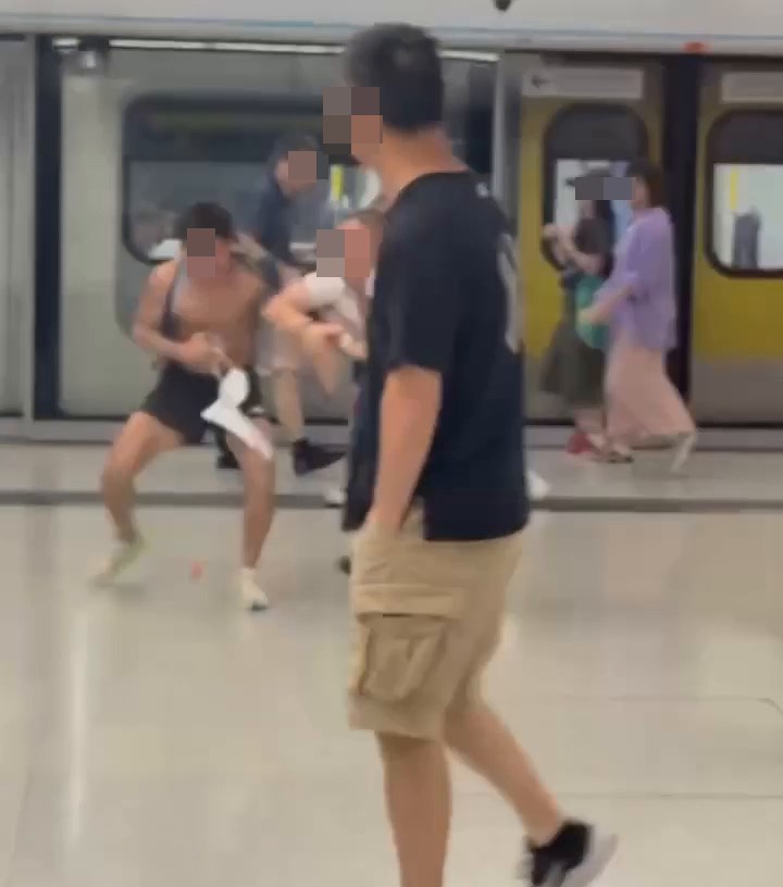 拉開背心拉鍊的短褲健碩男,雖然一直手持 疑似口罩物體,但也戰力滿滿,反擊到位。facebook截圖 拉開背心拉鍊的短褲健碩男,雖然一直手持 疑似口罩物體,但也戰力滿滿,反擊到位。facebook截圖