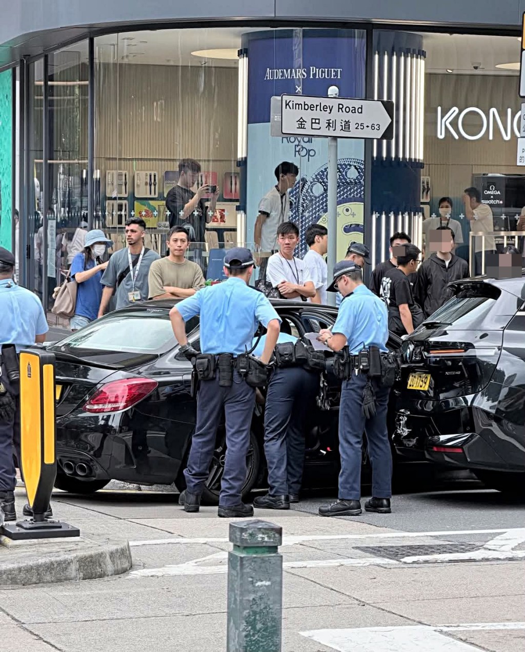 警方拘捕多名男女。 fb：馬路的事討論區