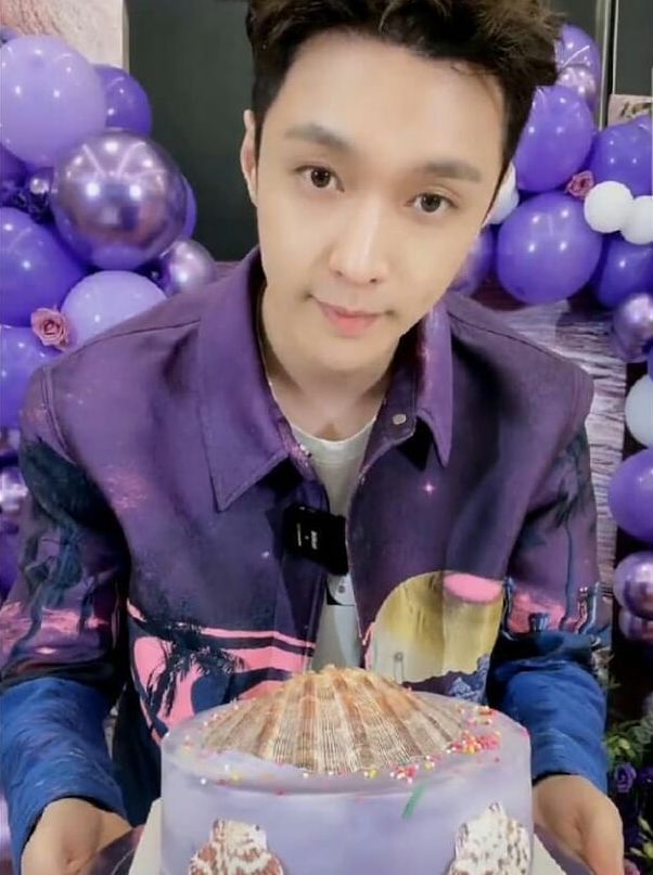 Lay直播與粉絲一齊聽新歌過生日。