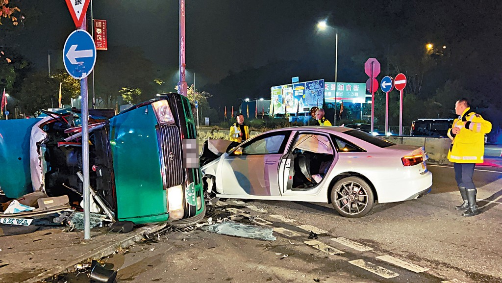 的士遭私家車猛撞翻側在行人路上。