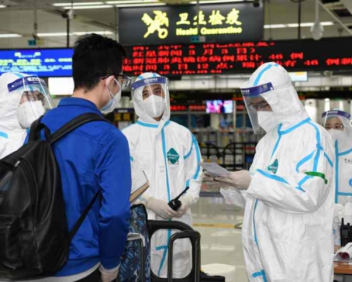深圳灣口岸海關工作人員嚴防疫情輸入輸出。新華社