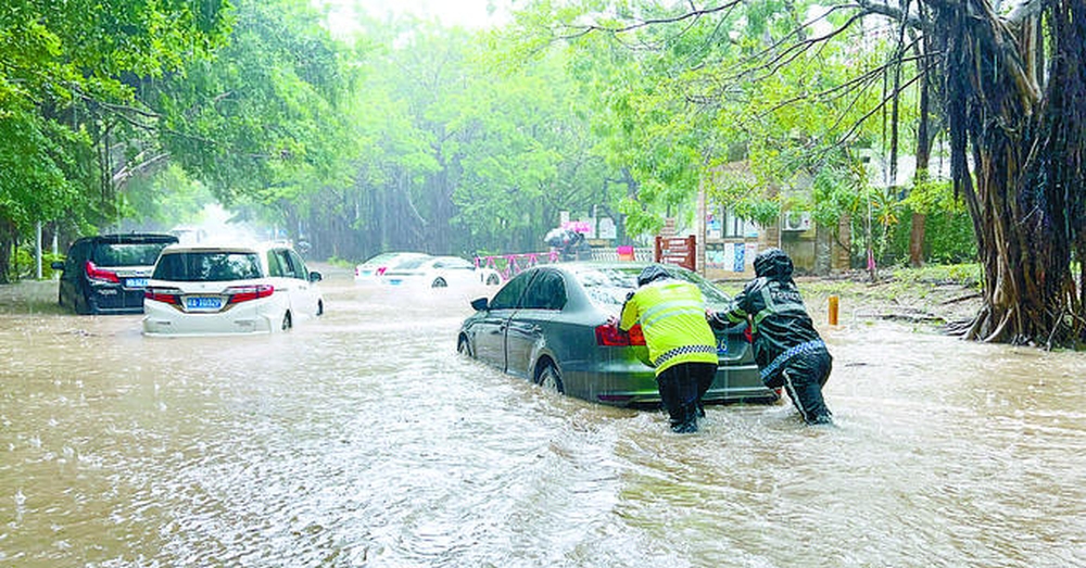 受颱風「潭美」殘渦和冷空氣影響，三亞多地日前遭遇暴雨侵襲。