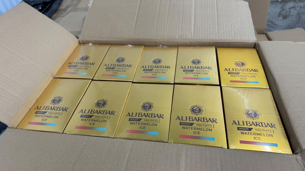 涉案私煙被僞裝成普通貨物,試圖掩人耳目。海關圖片 涉案私煙被僞裝成普通貨物,試圖掩人耳目。海關圖片
