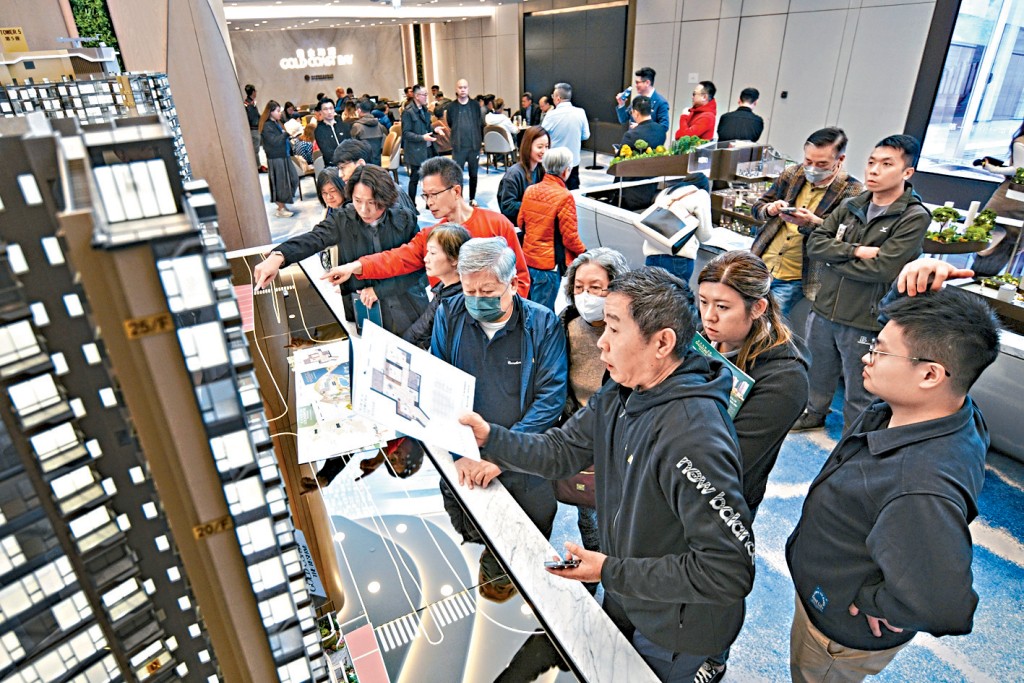 黃金海灣．珀岸昨日首日開放示範單位參觀，吸引大批睇樓人流。