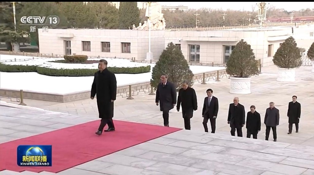 习近平率领中央领导人到毛主席纪念堂。 央视新闻联播画面