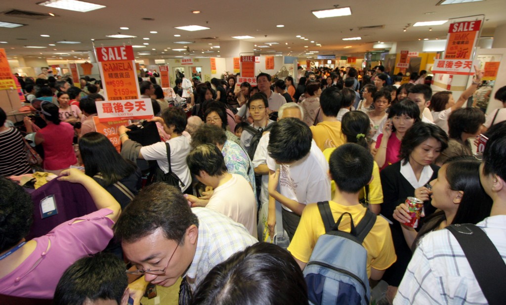 三越結業最後一天大批市民掃貨。資料圖片