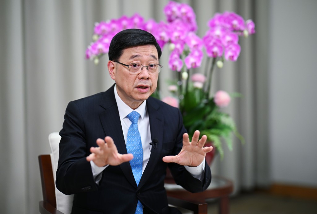 李家超指,有時工時長、休息不夠,但見市民歡笑覺得值得。 李家超指,有時工時長、休息不夠,但見市民歡笑覺得值得。