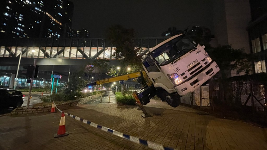 工程車「懸浮」半空。