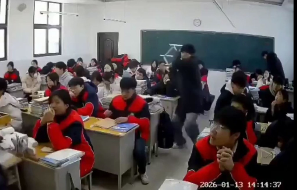 河南有中學生上堂時擸凳狂扑同學後腦。X  